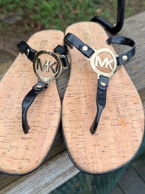 Michael Kors Black Shiny Cork Thong Flats Size 8 Preowned MK GoldTone Logo